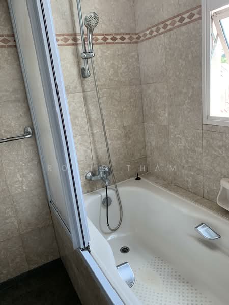 Country Grandeur Condominium For Sale at S$ 3,300,000 | PropertyGuru Singapore - Bathroom