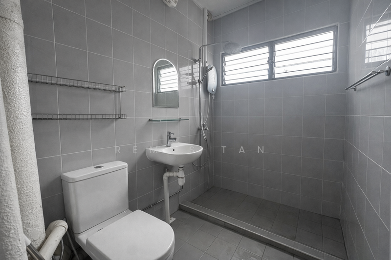 661 Hougang Avenue 4 HDB Flat For Sale at S$ 610,000 | PropertyGuru Singapore - Bathroom