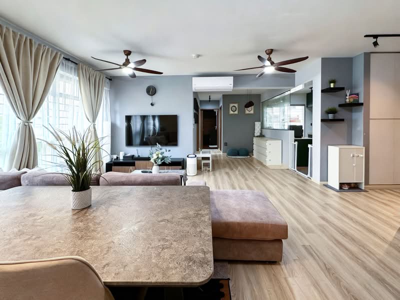 876C Tampines Avenue 8 HDB Flat For Sale at S$ 880,000 | PropertyGuru Singapore - Living Room