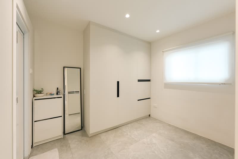 Ridgewood Condominium, 61 Mount Sinai Drive, 4 Bedrooms, 1,744 sqft, Condominium For Rent, by Julia Bensily, 500078220 - Helper/Guest Room with Ensuite Shower  - PropertyGuru.com.sg