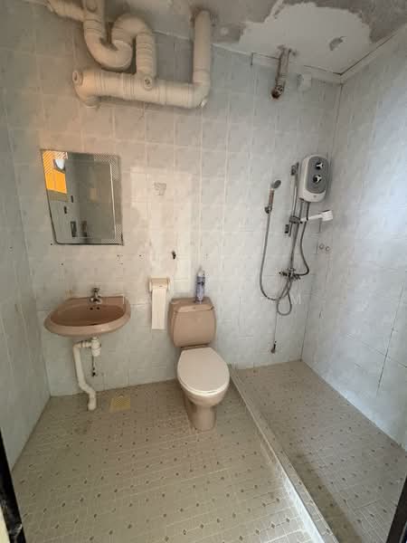 950 Hougang Street 91 HDB Flat For Sale at S$ 618,000 | PropertyGuru Singapore - Bathroom