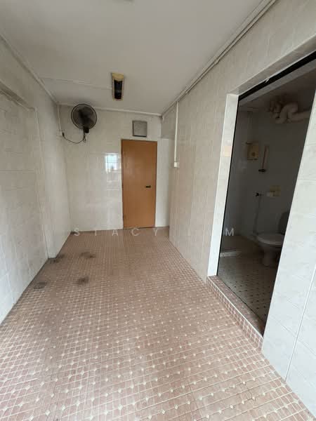 950 Hougang Street 91 HDB Flat For Sale at S$ 618,000 | PropertyGuru Singapore - Bathroom