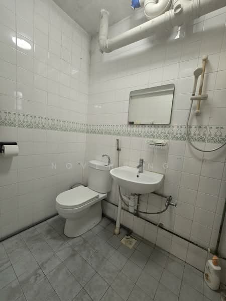 367 Woodlands Avenue 5 HDB Flat For Sale at S$ 850,000 | PropertyGuru Singapore - Bathroom