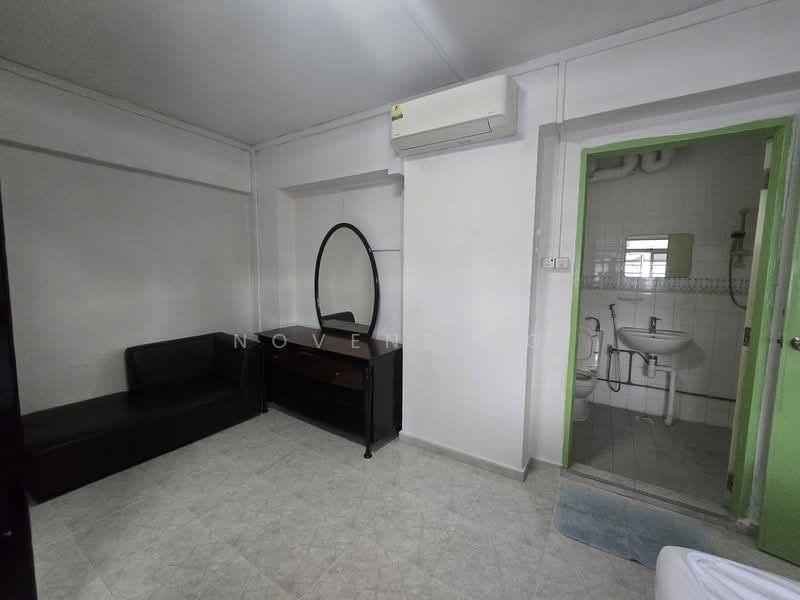367 Woodlands Avenue 5 HDB Flat For Sale at S$ 850,000 | PropertyGuru Singapore - Bathroom