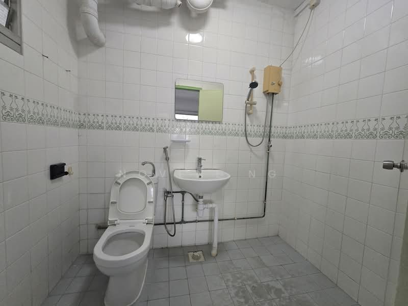 367 Woodlands Avenue 5 HDB Flat For Sale at S$ 850,000 | PropertyGuru Singapore - Bathroom