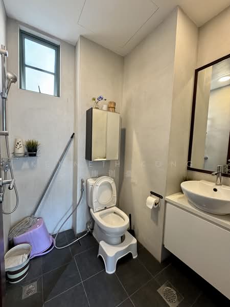 Tanglin Regency Condominium For Sale at S$ 1,400,000 | PropertyGuru Singapore - Bathroom 2