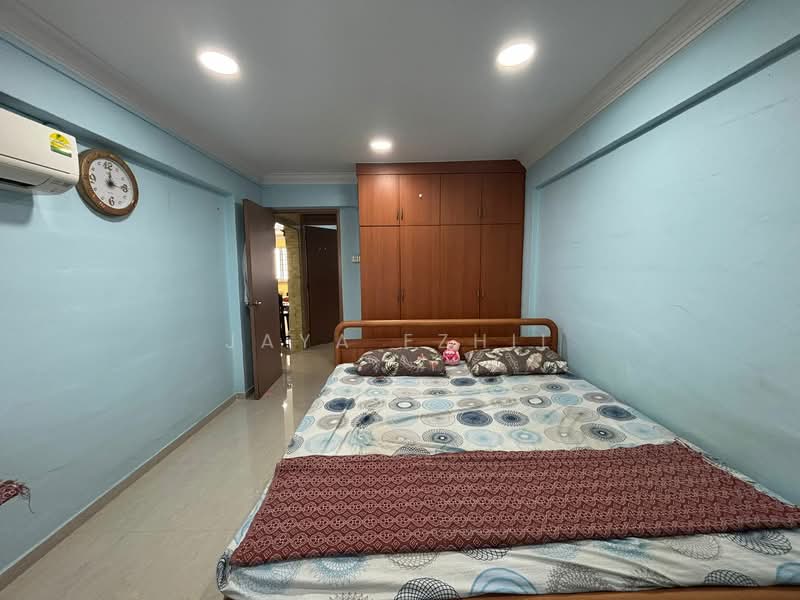 433 Jurong West Street 42 HDB Flat For Sale at S$ 530,000 | PropertyGuru Singapore - MASTER BEDROOM
