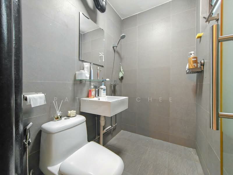 239 Serangoon Avenue 2 HDB Flat For Sale at S$ 788,000 | PropertyGuru Singapore - Bathroom