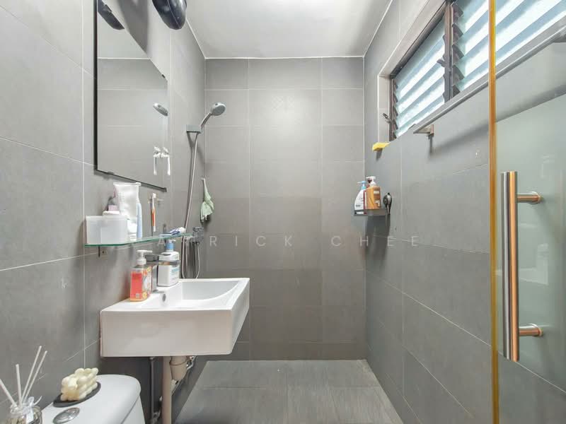 239 Serangoon Avenue 2 HDB Flat For Sale at S$ 788,000 | PropertyGuru Singapore - Bathroom