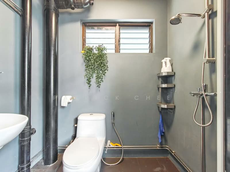 239 Serangoon Avenue 2 HDB Flat For Sale at S$ 788,000 | PropertyGuru Singapore - Bathroom