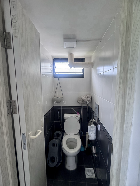 30 Telok Blangah Rise HDB Flat For Sale at S$ 450,000 | PropertyGuru Singapore - Bathroom