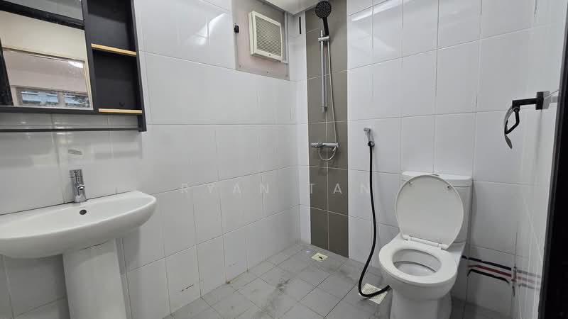 215A Compassvale Drive HDB Flat For Sale at S$ 718,888 | PropertyGuru Singapore - Bathroom