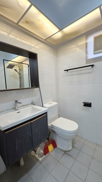 215A Compassvale Drive HDB Flat For Sale at S$ 718,888 | PropertyGuru Singapore - Bathroom