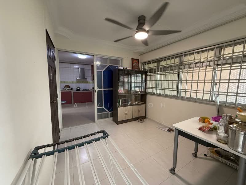 129 Clarence Lane HDB Flat For Sale at S$ 965,000 | PropertyGuru Singapore - Kitchen