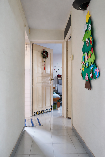 161 Mei Ling Street HDB Flat For Sale at S$ 460,000 | PropertyGuru Singapore - Corridor