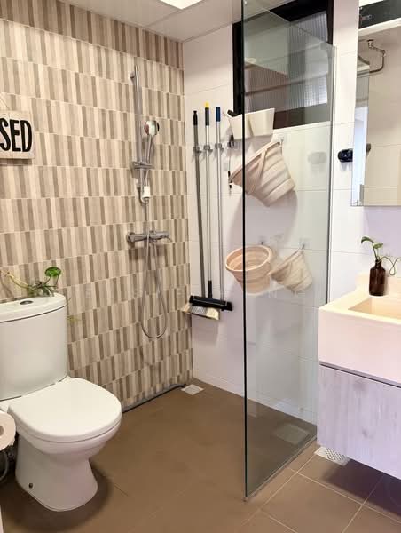 608C Tampines North Drive 1 HDB Flat For Sale at S$ 980,000 | PropertyGuru Singapore - Common Bathroom