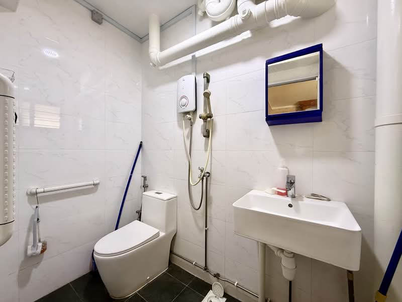 826 Woodlands Street 81 HDB Flat For Sale at S$ 698,000 | PropertyGuru Singapore - Bathroom