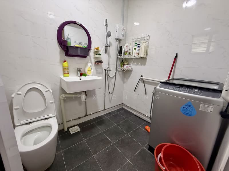 826 Woodlands Street 81 HDB Flat For Sale at S$ 698,000 | PropertyGuru Singapore - Bathroom