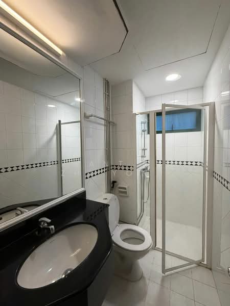 The Bencoolen, 180A Bencoolen Street, 2 Bedrooms, 883 sqft, Condominium For Rent, by Bryant Tan Zhi Yong, 500078356 - Common Bathroom - PropertyGuru.com.sg