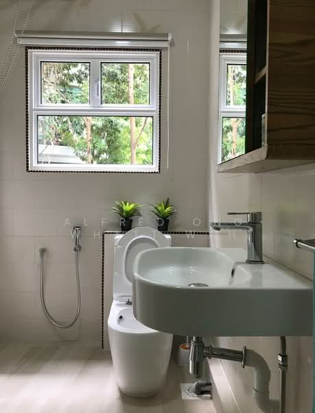 Hollywood Apartments, 100-100D Oxley Rise, 3 Bedrooms, 990 sqft, Apartment For Sale, by Alfred Ong Whatt Wah, 500078378 - Common Bathroom - PropertyGuru.com.sg