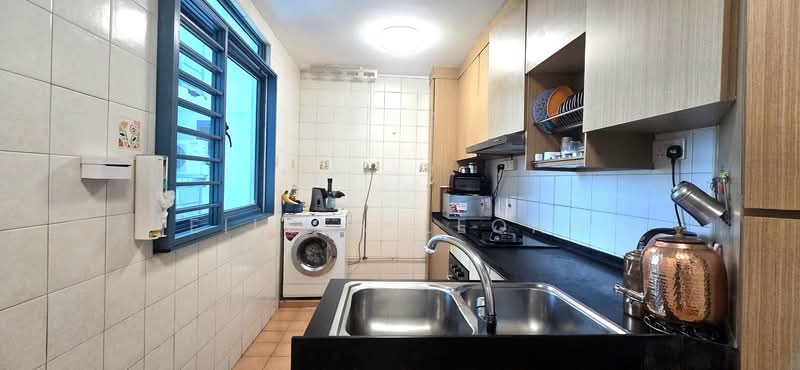 193 Edgefield Plains HDB Flat For Sale at S$ 650,000 | PropertyGuru Singapore - Kitchen