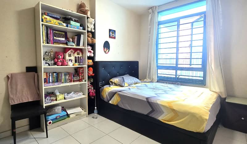 193 Edgefield Plains HDB Flat For Sale at S$ 650,000 | PropertyGuru Singapore - Bedroom