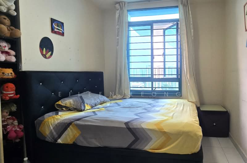 193 Edgefield Plains HDB Flat For Sale at S$ 650,000 | PropertyGuru Singapore - Bedroom