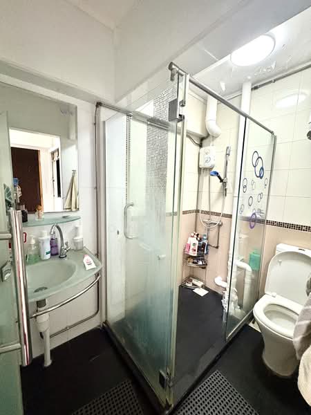 59 Telok Blangah Heights HDB Flat For Sale at S$ 590,000 | PropertyGuru Singapore - Ensuite Bathroom
