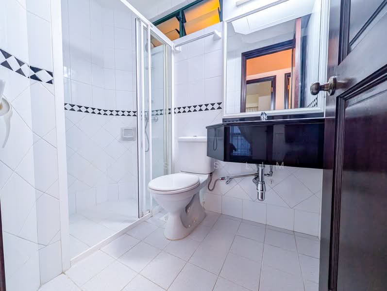 The Bencoolen Apartment For Sale at S$ 1,880,000 | PropertyGuru Singapore - Bathroom