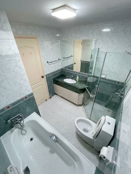 Tiara, 1 Kim Seng Walk, Room Rental, 180 sqft, Apartment For Rent, by Sean Ong, 500078510 - Bathroom - PropertyGuru.com.sg