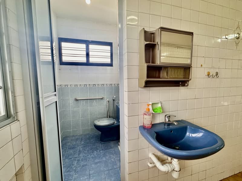 703 Yishun Avenue 5 HDB Flat For Sale at S$ 440,000 | PropertyGuru Singapore - Bathroom