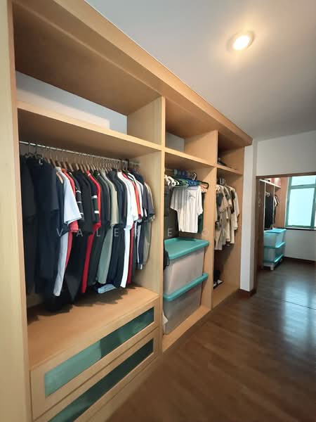 689F Woodlands Drive 75 HDB Flat For Sale at S$ 620,000 | PropertyGuru Singapore - Master Bedroom Walk in Wardrobe