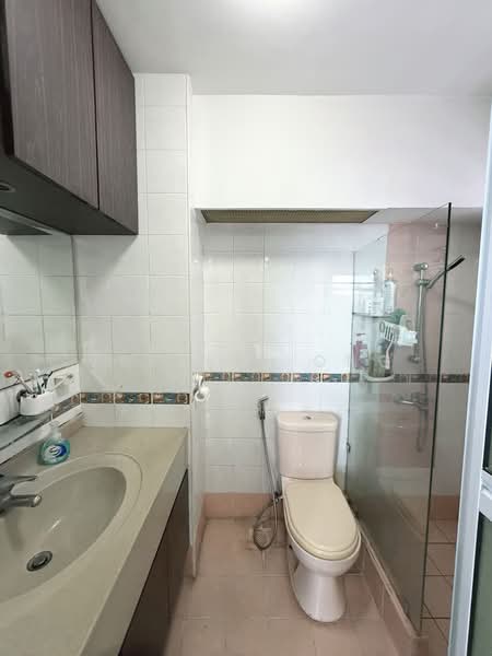 689F Woodlands Drive 75 HDB Flat For Sale at S$ 620,000 | PropertyGuru Singapore - Master Toilet