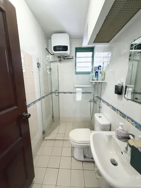 689F Woodlands Drive 75 HDB Flat For Sale at S$ 620,000 | PropertyGuru Singapore - Common Bathroom