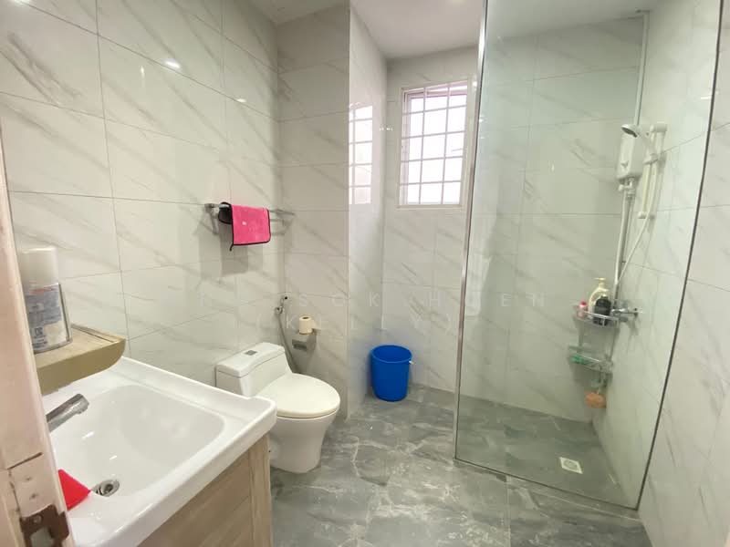 Loyang Villas Corner Terrace For Sale at S$ 3,200,000 | PropertyGuru Singapore - Bathroom