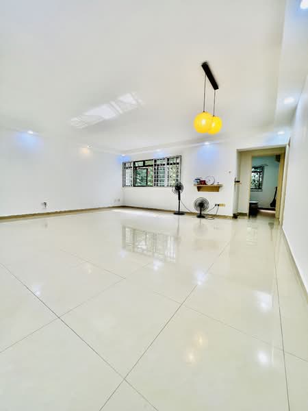 295A Compassvale Crescent HDB Flat For Sale at S$ 685,000 | PropertyGuru Singapore - Living Room