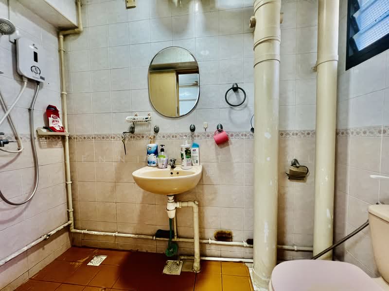 295A Compassvale Crescent HDB Flat For Sale at S$ 685,000 | PropertyGuru Singapore - Bathroom