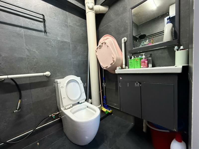 724 Yishun Street 71 HDB Flat For Sale at S$ 828,000 | PropertyGuru Singapore - Bathroom