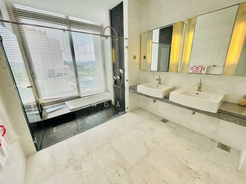 The Oceanfront @ Sentosa Cove, 281 Ocean Drive, 6 Bedrooms, 8,090 sqft, Condominium For Rent, by Linda Gan, 500078596 - Ultra Large Hotel-Style Master Bathroom! - PropertyGuru.com.sg