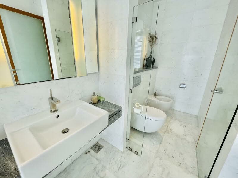 The Oceanfront @ Sentosa Cove, 281 Ocean Drive, 6 Bedrooms, 8,090 sqft, Condominium For Rent, by Linda Gan, 500078596 - Ultra Large Hotel-Style Master Bathroom! - PropertyGuru.com.sg