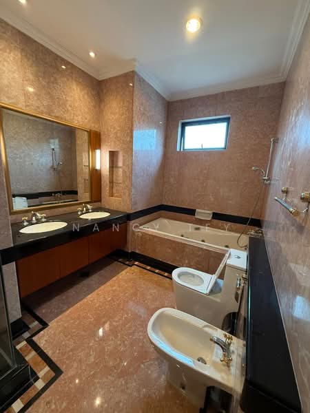 Peirce Villas, 4 Peirce Hill, 6 Bedrooms, 10,672 sqft, Detached House For Rent, by Nancy Tey, 500078610 - Bathroom - PropertyGuru.com.sg