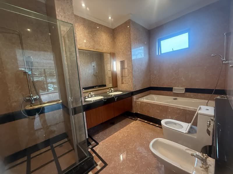Peirce Villas, 4 Peirce Hill, 6 Bedrooms, 8,192 sqft, Detached House For Rent, by Nancy Tey, 500078610 - Bathroom - PropertyGuru.com.sg