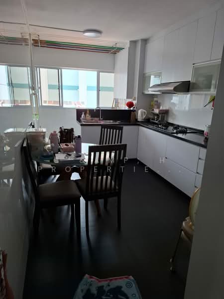 233 Jurong East Street 21 HDB Flat For Sale at S$ 500,000 | PropertyGuru Singapore - Kitchen