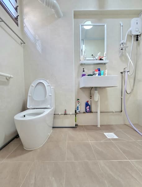 434 Bukit Panjang Ring Road HDB Flat For Sale at S$ 680,000 | PropertyGuru Singapore - Bathroom