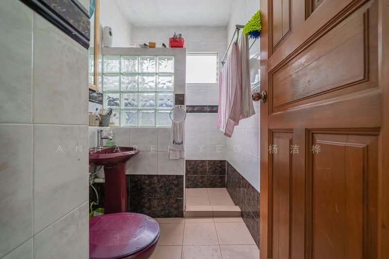 274 Yishun Street 22 HDB Flat For Sale at S$ 538,000 | PropertyGuru Singapore - Bathroom