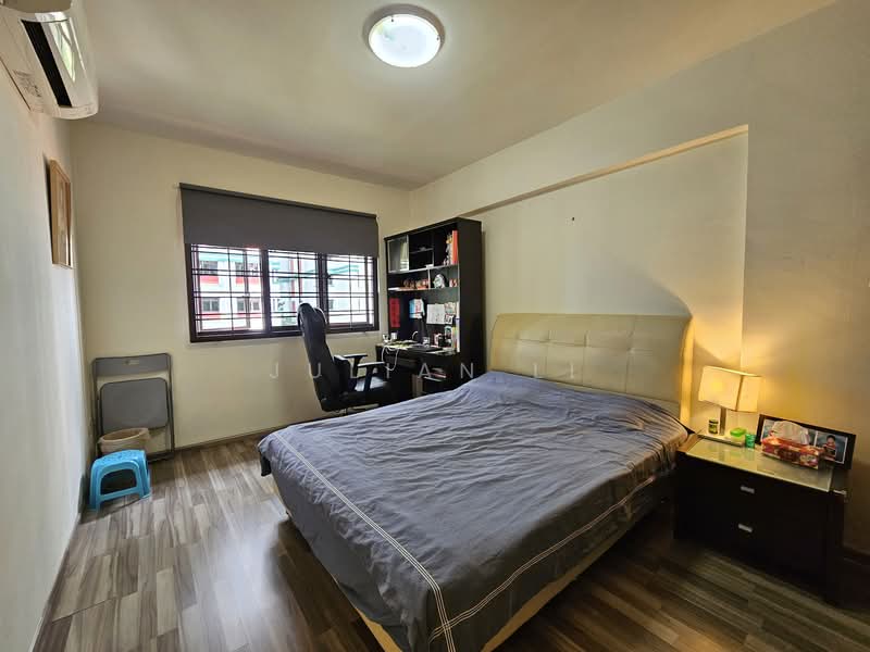 686D Choa Chu Kang Crescent HDB Flat For Sale at S$ 605,000 | PropertyGuru Singapore - Bedroom