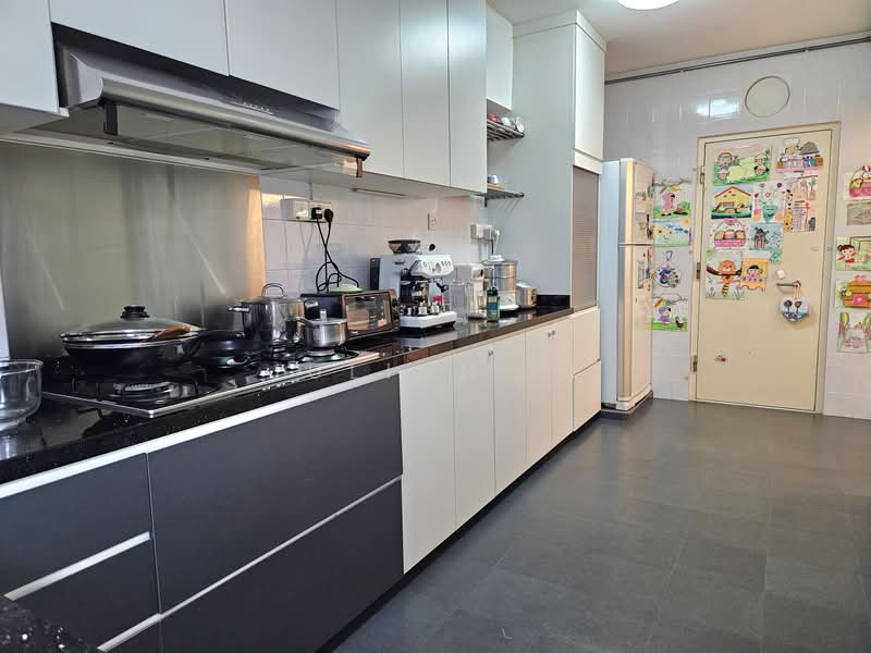 686D Choa Chu Kang Crescent HDB Flat For Sale at S$ 605,000 | PropertyGuru Singapore - Kitchen