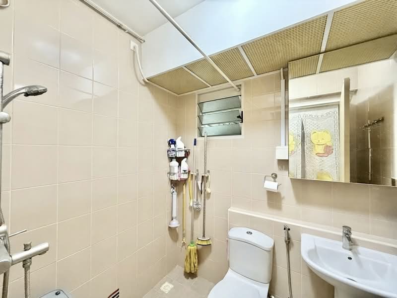 886A Woodlands Drive 50 HDB Flat For Sale at S$ 668,000 | PropertyGuru Singapore - Bathroom