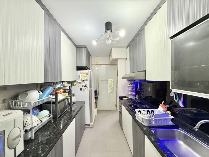 886A Woodlands Drive 50 HDB Flat For Sale at S$ 668,000 | PropertyGuru Singapore - Kitchen