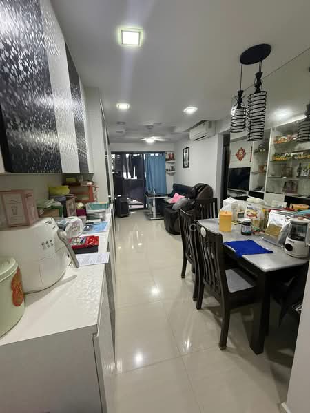 747A Bedok Reservoir Crescent HDB Flat For Sale at S$ 700,000 | PropertyGuru Singapore - Living Room